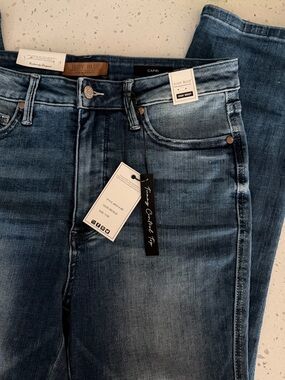 Judy Blue Glow Up and Tummy Control Capri Straight Jeans